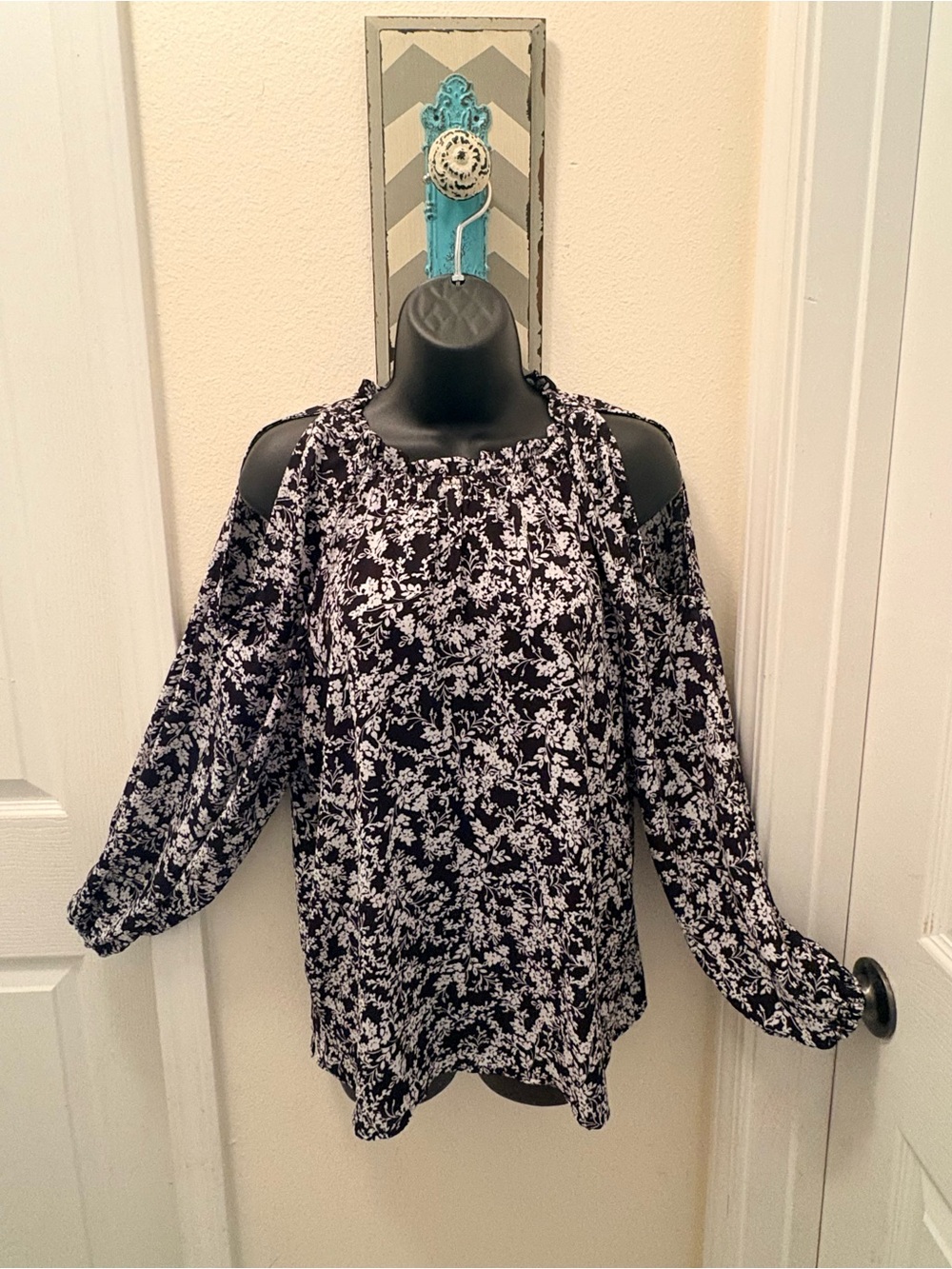 1. STATE Black White Floral Cold Shoulder Blouse Size M